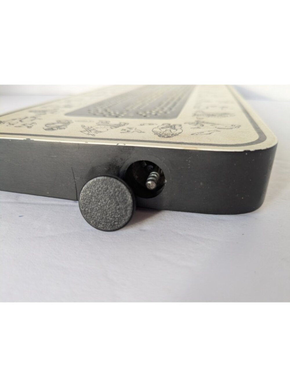 Vintage BOMA Cribbage Board – Made in Canada – Inuit Motif – Includes 9 Pegs - Picture 3 of 13